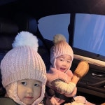 루시 앤 라라(Lucy & LaLa) | 기요니 on Instagram: "오늘은 예고없이 아기옷소금대전이 열렸습니다🌷❤️ 라라팅방에서 요청주셔서 라엘라가 평소 잘 입는 예쁜 옷들을...