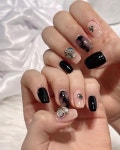 캄리/대전네일/월평동네일 on Instagram: “#캄리네일 ⠀ 전체연장 후 아트하셨어용🙆🖤 전체연장 (80,000₩) 아트 (80,000₩) ⠀ ⠀ ⠀ ✧예...