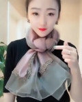 스카프에 있는 핀