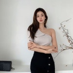 셔링과 이중 디자인이 우아&섹시 무드로 스커트랑 찰떡이에요 😍 실제핏 보여드리기 위해 영상핏도 같이 올라가 … | 写真, ダヒョン, 動画
