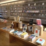 Library Interior에 있는 Tasneem jarin님의 핀 - 2023 | 인테리어, 서점, 책