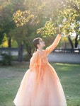 이로하스튜디오 | 가을 햇살 아래, 🌿 한복 자락이 바람에 나부끼는 순간 가장 청아하게 빛나던 모습 이로하 한복 스냅 시작합니다...