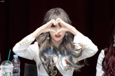180311 목동 방송회관 코바코홀 팬사인회 9 #우주소녀 #루다 #WJSN #LUDA | Cosmic girls, Girl, Crown jewelry