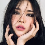 리수 LEESU on Instagram: “모던하면서도 빈티지한 느낌을 동시에 담은 블랙 룩🖤 - •섀도우 : 나스 샬롯 갱스부르 컬렉션 섀도우 뤼 알렁...