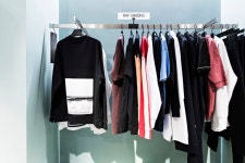 서영이앤티갤러리아WEST4층 | 패션디자이너 라프시몬스 (rafsimons) . 모던스러움과 스포티함을 넘나드는 라프시몬스를 갤러리아명품관 WEST 4층에서 만나보세요 !