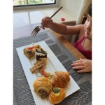 호텔 체크인 하고 3층으로 올라가서 무료 Afternoon Tea 조식도 안먹고 바로 넘어왔더니 배고파. 우린 보자마자 게눈 감추듯이 냠냐미...