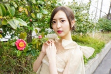 Instagram의 森保まどか님: “お花って癒されるよね* #アイドル #オフショット #dressy #elegant #お花 #椿 #flowers...