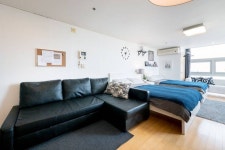https://www.airbnb.co.kr/rooms/10499982?location=홍대입구역 | 한국