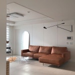 메이그마티 주식회사 | MAIG MATI 메이그마티 on Instagram: “X MOU LEATHER SOFA - - 화이트 배경과 시나몬 컬러의 조화 더이상 무슨 말이 필요할까요. - - 감각은 돈을...