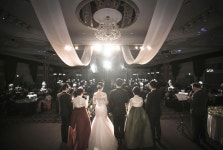 아이웨딩 > 브랜드 > 웨딩스튜디오 > 라리씬세븐스튜디오(웨딩스튜디오) | Ceiling lights, Light, Chandelier