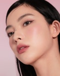 메이크업부터 아웃핏까지! 여리여리하지만 임팩트 있는 로지니스 룩 🌸 지금 제품 태그를 클릭해 이 룩에 사용된...