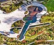 천일로얄맨션(가동 10-11호 라인입구 10m앞) | This $10M New York Mansion Has a Violin-Shaped Pool - The 50,000-gallon pool is 90 feet long and shaped like a giant, glittering...