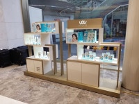 롯데소공면세점아미 | 롯데 소공 면세점 롯데 소공 면세점 | Store interior, Interior display, Furniture design
