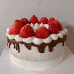 으니네일반하다 | ღ eunenae 으니네 (@eunenae_bakery) su Instagram: "🍓🍰 strawberry choco cake ♥️" | Orange cake, Dessert drinks, Cake