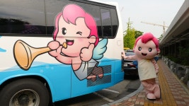 시립서울장애인종합복지관 셔틀버스에 기대어 선 한울이 Seoul Community Rehabilitation Center Mascot, Hanuri www.seoulrehab.or....