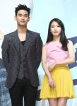 Actor Kim Soo-hyun appeared in the music video as an acquaintance with IU | 음악, 엔터테인먼트, 사람