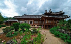 황산전통한옥마을 신홍범 가옥 | 거창 신씨고택 | South korea travel, Korea travel, South korea