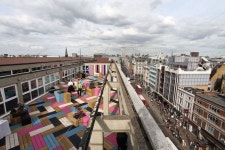 광재디자인데크 | *지붕데크 디자인 아이디어 This Rooftop Deck Received A Colorful Modern Makeover For Its Wood Bench Seating And Planters | 옥상...