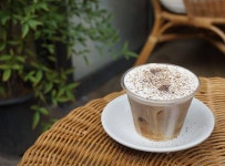 커피썸(coffeesome) | 겟썸커피 더치페퍼☕ 가로수길에 새로 생긴 겟썸커피, 피크시간에 가서 30분 기다리다 겨우 앉은..😭 콜드브루에 생크림이 올려져...