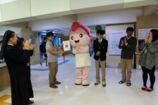 시립서울장애인종합복지관 직원으로서 사원증을 받은 복지관 마스코트 한울이 Seoul Community Rehabilitation Center Mascot...
