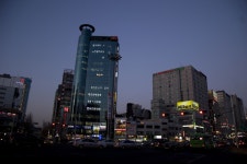 신촌스테이(Shinchon Stay) | 신촌 사거리 : Shinchon crossroads 2 | Times square, Travel