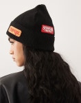 2023-0205-1491 | Reclaimed Vintage | Reclaimed Vintage 스트레인저 씽즈 블랙 비니 x Stranger Things Unisex-Strickmutze in Schwarz mit Aufnahern...