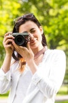 Photo Park(포토박) | Beautiful brunette taking photo in the park on a sunny day | 유토이미지 | 상세페이지 | 베이직샵 | 사진 | 19907159