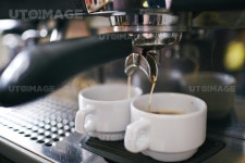 투컵스커피(Two cups coffee) | 유토이미지 | Black coffee pouring in two porcelain cups in coffee machine