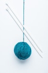 top view of blue yarn ball and knitting needles on white background | 유토이미지 | 상세페이지 | 베이직샵 | 사진 | 21100404 top...