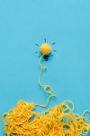 light bulb sign made of yellow yarn on blue background, ideas concept | 유토이미지 | 상세페이지 | 베이직샵 | 사진 | 21188256