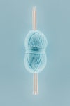 blue knitting yarn ball with knitting needles| isolated on blue | 유토이미지 | 상세페이지 | 베이직샵 | 사진 | 21312200