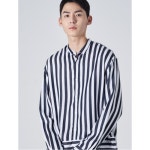 서울스토어 에잇세컨즈 - 네이비 볼드 스트라이프 헨리넥 셔츠