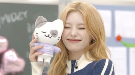 더쿠 - 방금전 5주년 라방에서 공개된 있지(ITZY) 새캐릭 트윈지 인형 굿즈.jpg
