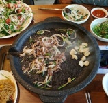 데일리푸드 쫄깃한 식감에 매콤달콤한 양념! 오리불고기 맛집
