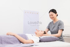 채안나뷰티살롱 | 고객을위한 뷰티 살롱 기술자 진정 사진 무료 다운로드 - Lovepik 고객을위한 뷰티 살롱 기술자 진정