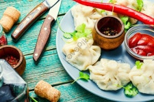 그루지야 요리: 토마토 소스를 얹은 고기와 채소를 곁들인 전통 킨칼리 - 사진 사진 무료 다운로드 - Lovepik 그루지야 요리: 토마토 소스를 얹은...