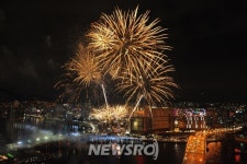영도다리를 건너오면 환상적인 축제가 기다립니다 | 뉴스로