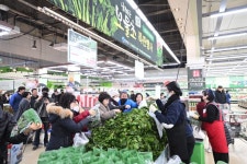 유미카츠양재하나로마트점 | 해풍 맞은 시금치 보물초‘수도권 입맛을 사로잡다!’ 하나로마트 서울 양재점에서 설맞이 특판 행사 | 뉴스로
