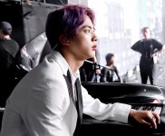 시소 무대보면서 에피파니 대기하는 석진이 얼굴 - 방탄소년단(BTS) 카테고리
