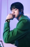 삼성모바일 트윗) ' GalaxyZFlip4 셀카에서 그 어느 때보다 잘 생기고 세련된 ' 석진이래 💕 - 방탄소년단(BTS) 카테고리 삼성모바일...