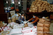 백암슈퍼마켓 자판기 | 베트남 곳곳에 무료 슈퍼마켓·쌀 배급기…코로나 빈곤층에 단비 | 연합뉴스