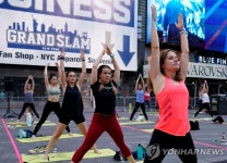 ′하지 맞이 야외 단체 요가′…미 뉴욕 타임스퀘어 | 연합뉴스