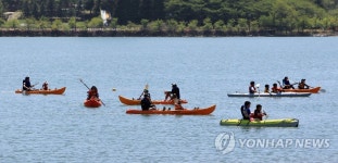 "카누 타기 재미있어요" | 연합뉴스