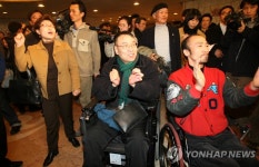 사단법인 한국척수장애인협회 광주전남인쇄사업소 | 황교수에게 박수보내는 척수장애인들 | 연합뉴스