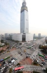 롯데제과나뚜루롯데월드몰1층점 | 제2롯데월드몰 1층 출입문에 20대 여성 깔려 | 연합뉴스