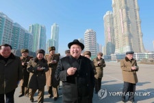 여명인력&방역공사 | 김정은, 여명거리 건설현장 시찰…"태양절까지 무조건 완공" | 연합뉴스