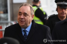 브라이트샐먼 런던(Brightsalmon london) | 성범죄 혐의로 법정 출두한 샐먼드 전 스코틀랜드 자치정부 수반 | 연합뉴스