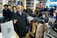 개성공단상회협동조합 방문한 김종인 | 연합뉴스