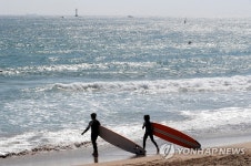 가을바다 윈드서핑…해운대 송정해수욕장 | 연합뉴스