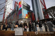 "백화점이야, 공원이야?"…사전 개장한 여의도 ′더현대 서울′ | 연합뉴스